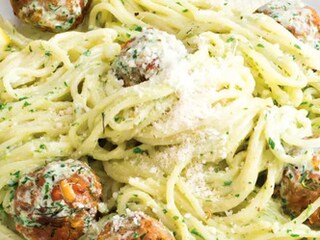 Špagety s pestem a tuňákovými koulemi