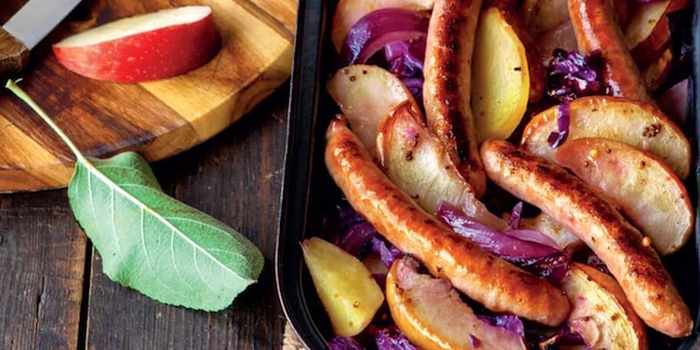 Pečené klobásky salsiccia na podzimním plechu