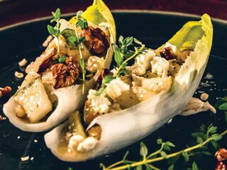 Čekankové lodičky s hruškou, sýrem a ořechy