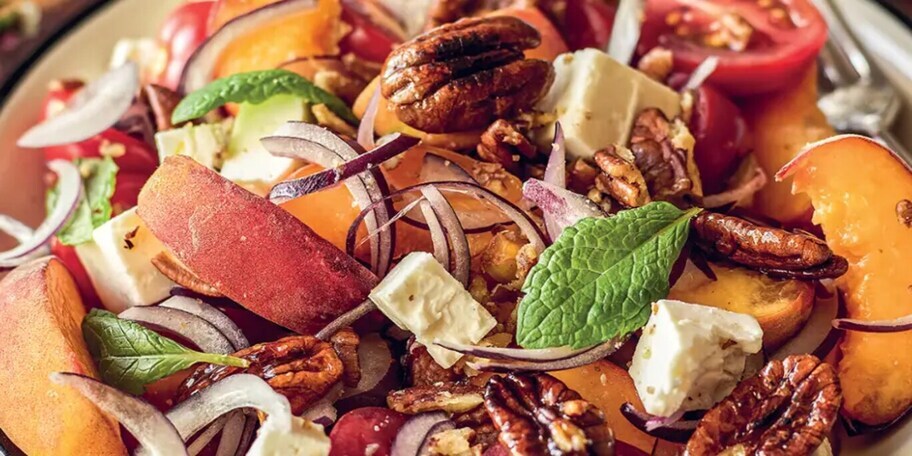 Broskvový salát s pekanovými ořechy a sýrem feta