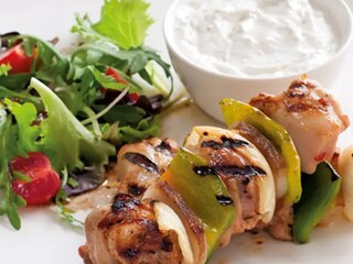 Kuřecí špízy se salátem a sýrovým dipem