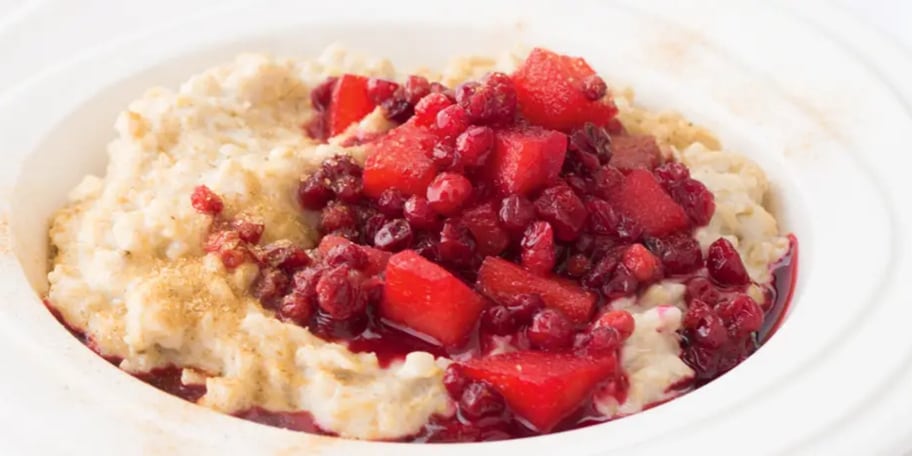 Ovesná kaše s jablky, brusinkami a skořicí