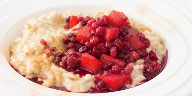 Ovesná kaše s jablky, brusinkami a skořicí