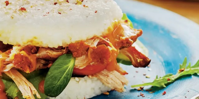 Rýžový burger s trhaným masem