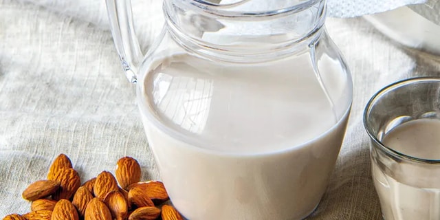 Jak vyrobit domácí mandlové mléko