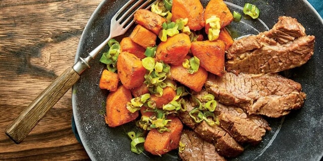 Hovězí hrudí s cibulí a kořeněnými batáty