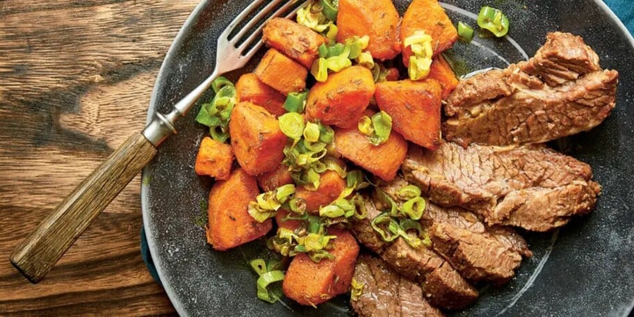 Hovězí hrudí s cibulí a kořeněnými batáty