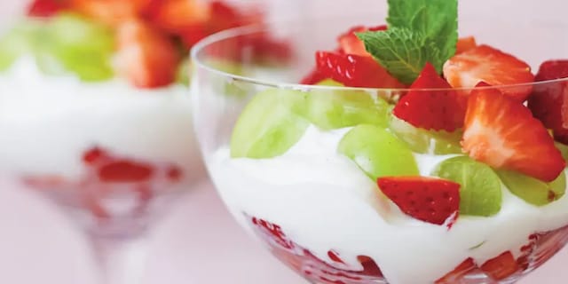 Ovocný tvarohový pohár