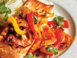 Losos se salsou z pečených paprik a rýžovými nudlemi