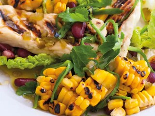 Pikantní salát s fazolemi a grilovanou kukuřicí