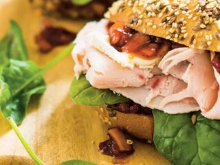 Žitný sendvič s brusinkovým čatní