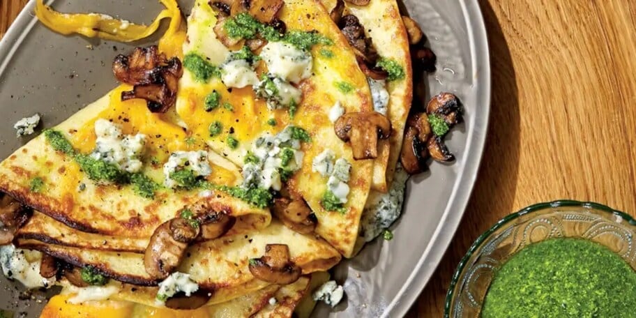 Zapečené palačinky se žampiony a pestem