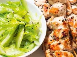 Kuřecí špízy s celerovým salátem