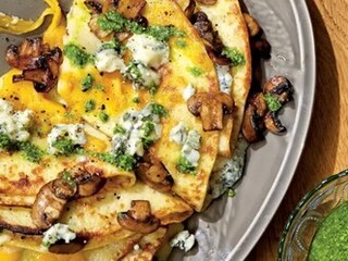 Zapečené palačinky se žampiony a pestem