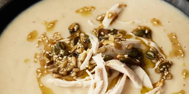 Květákovo-hrachová polévka s kuřecím a kořeněnými semínky