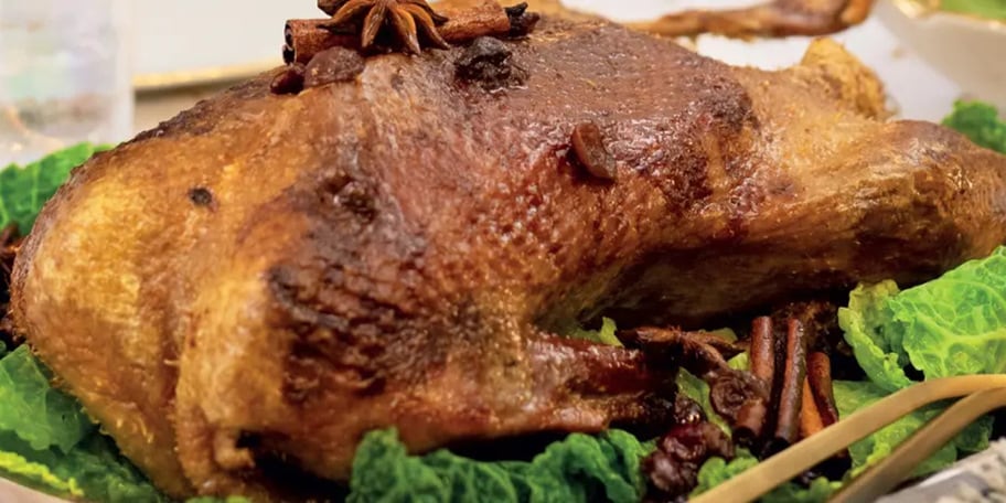 Pečená štěpánská husa se skořicí, brusinkami a badyánem