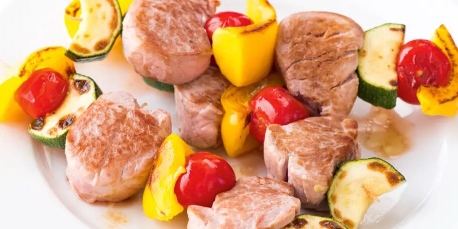 Vepřové špízy s cuketou, paprikou a cherry rajčátky