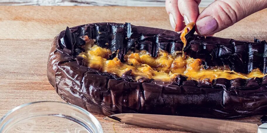 Grilovaný lilek s česnekem