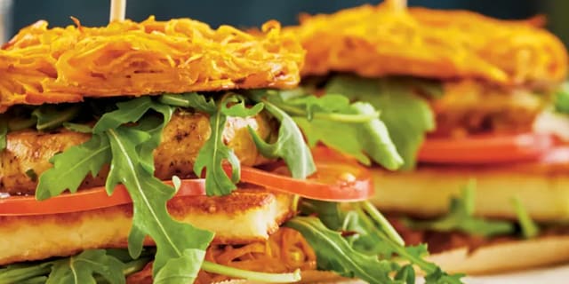 Veggie burger s plackou ze sladkých brambor