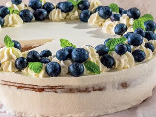 Bio špaldový dort s banány a borůvkami