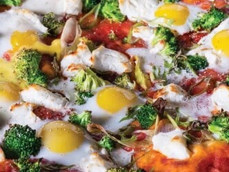 Špaldová jarní pizza s křepelčími vajíčky