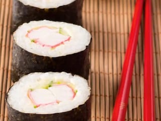 Maki s tyčinkami surimi