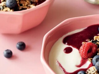 Letní snídaňová granola s omáčkou z lesních plodů