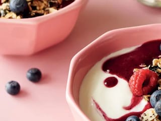 Letní snídaňová granola s omáčkou z lesních plodů