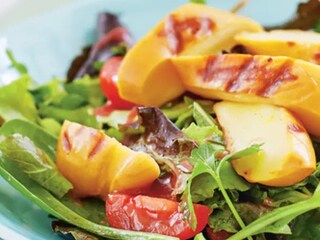 Salát s grilovaným pološtiepkom a brusinkovou zálivkou