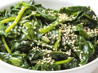 Listový špenát se sezamem jako příloha