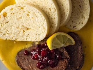 Svíčková s houskovým knedlíkem