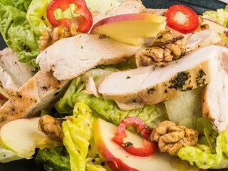 Filírovaný kuřecí steak s letním salátem