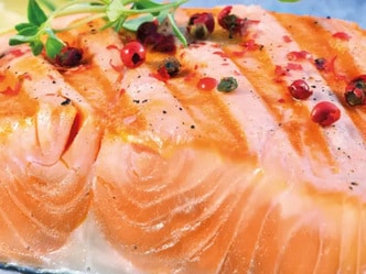 Grilovaný losos kisuč se středomořským salátem