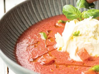 Melounovorajčatové gazpacho s mozzarellou