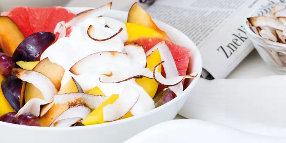 Ovocný salát s jogurtem a opraženým kokosem
