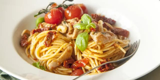 Špagety s kuřecím masem a rajčaty
