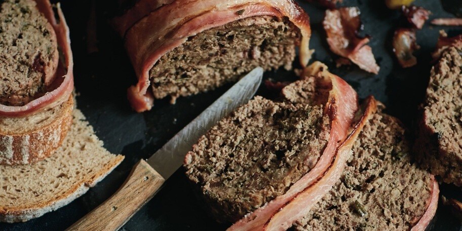 Vepřová paštika ve slanině s divokým kořením a rozmarýnem