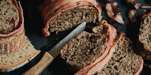 Vepřová paštika ve slanině s divokým kořením a rozmarýnem