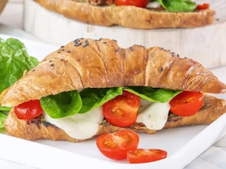 Croissanty Caprese s mozzarellou a cherry rajčaty