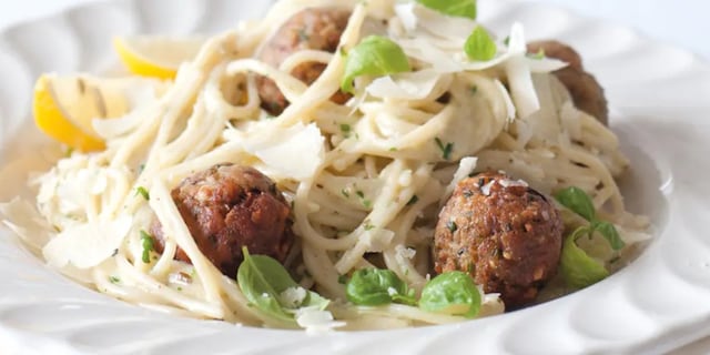 Těstoviny s tuňákovými koulemi