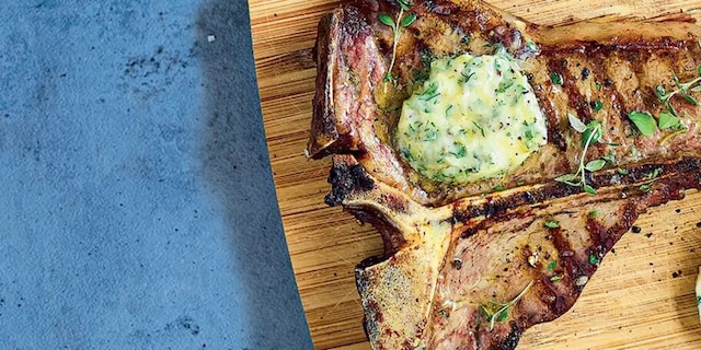 T - bone steak s parmazánovým máslem