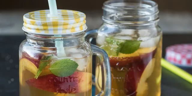 Ledový čaj s nektarinkami