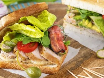 Bohatý kuřecí sendvič s římským salátem a se slaninou