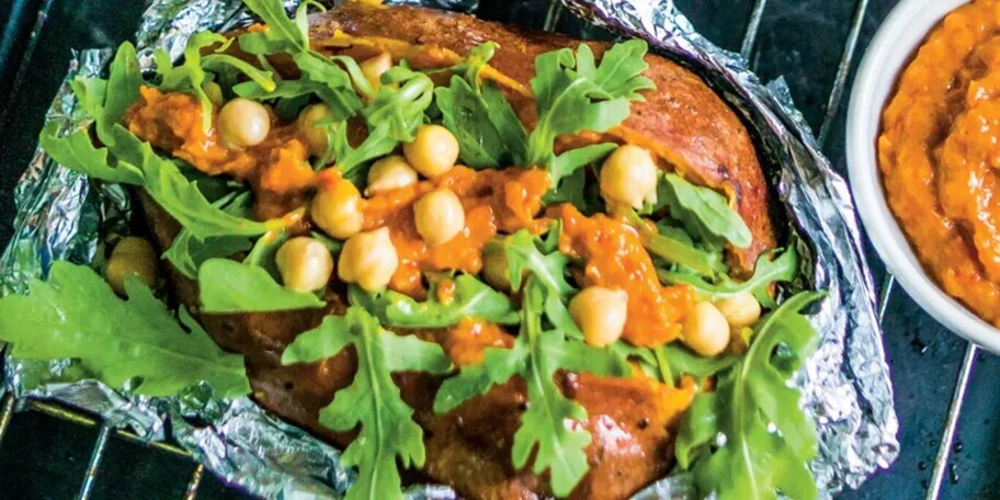 Grilované batáty s cizrnou a pikatní harissou