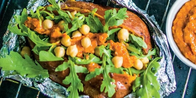 Grilované batáty s cizrnou a pikatní harissou