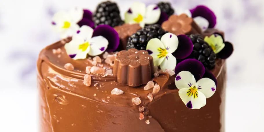 Sametově čokoládový roládový dort