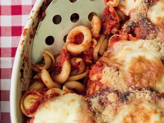 Zapečené těstoviny s rajčaty a mozzarellou