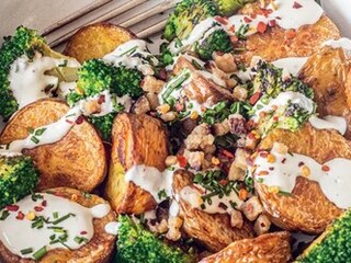 Pečené brambůrky s baby brokolicí a sýrovou omáčkou
