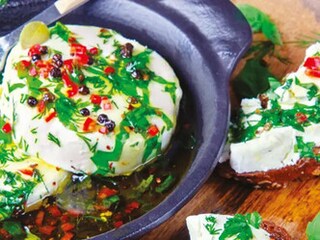 Nakládaný čerstvý kozí sýr s bylinkami