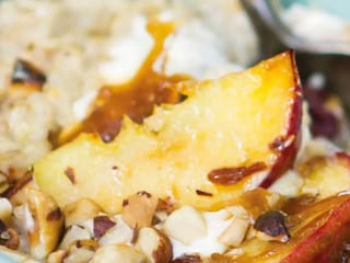 Ovesná kaše s rozinkami, jablky a lískovými oříšky